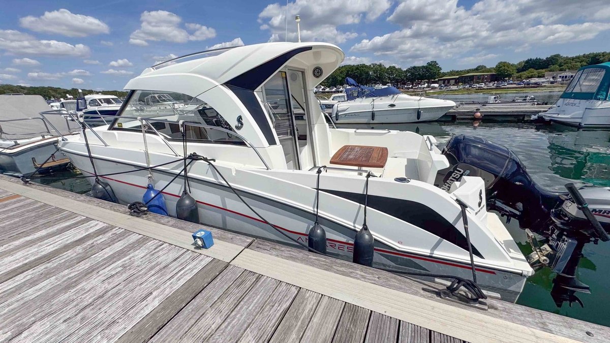 2017 Beneteau Antares 8