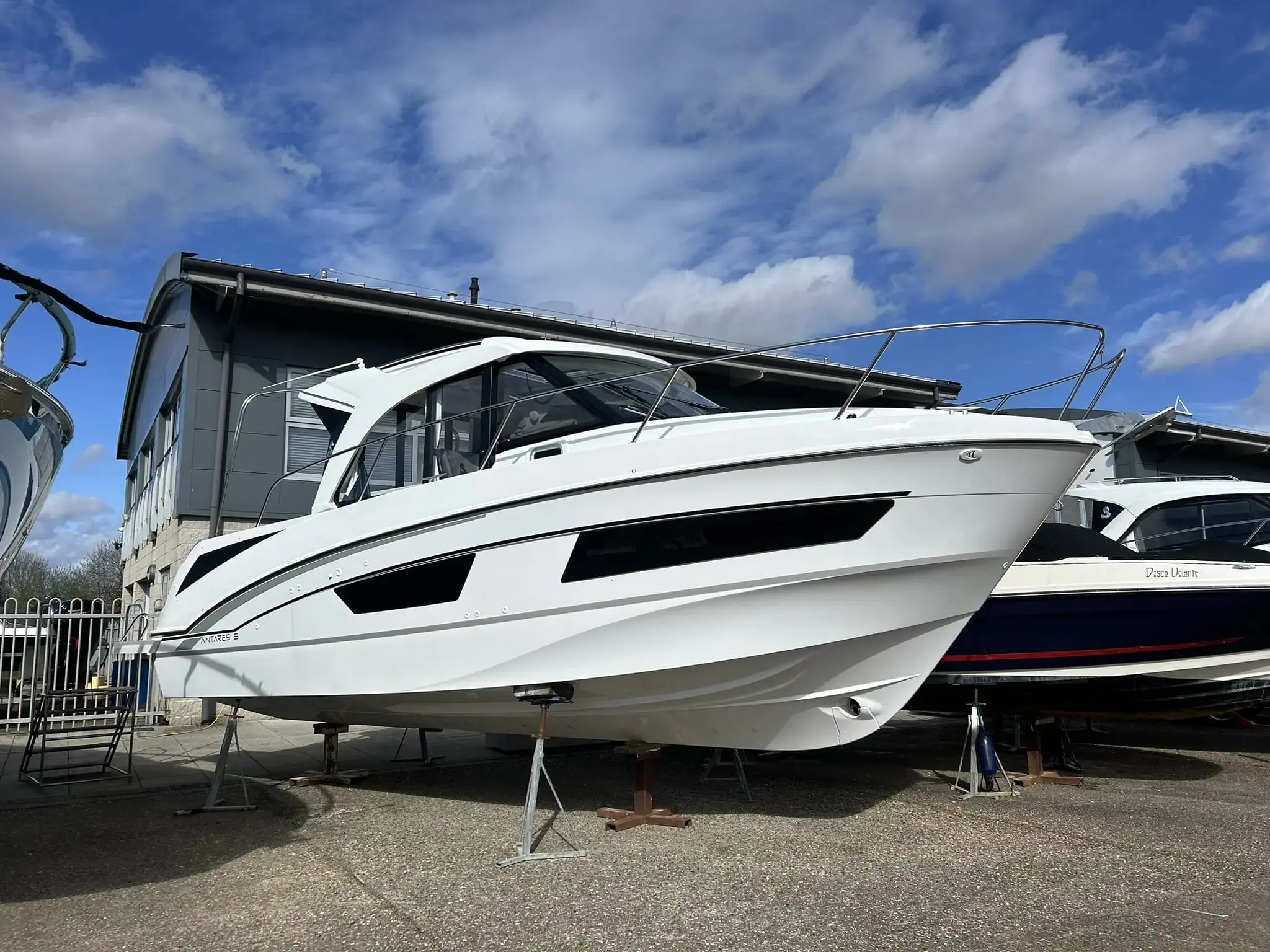 2024 Beneteau Antares 9
