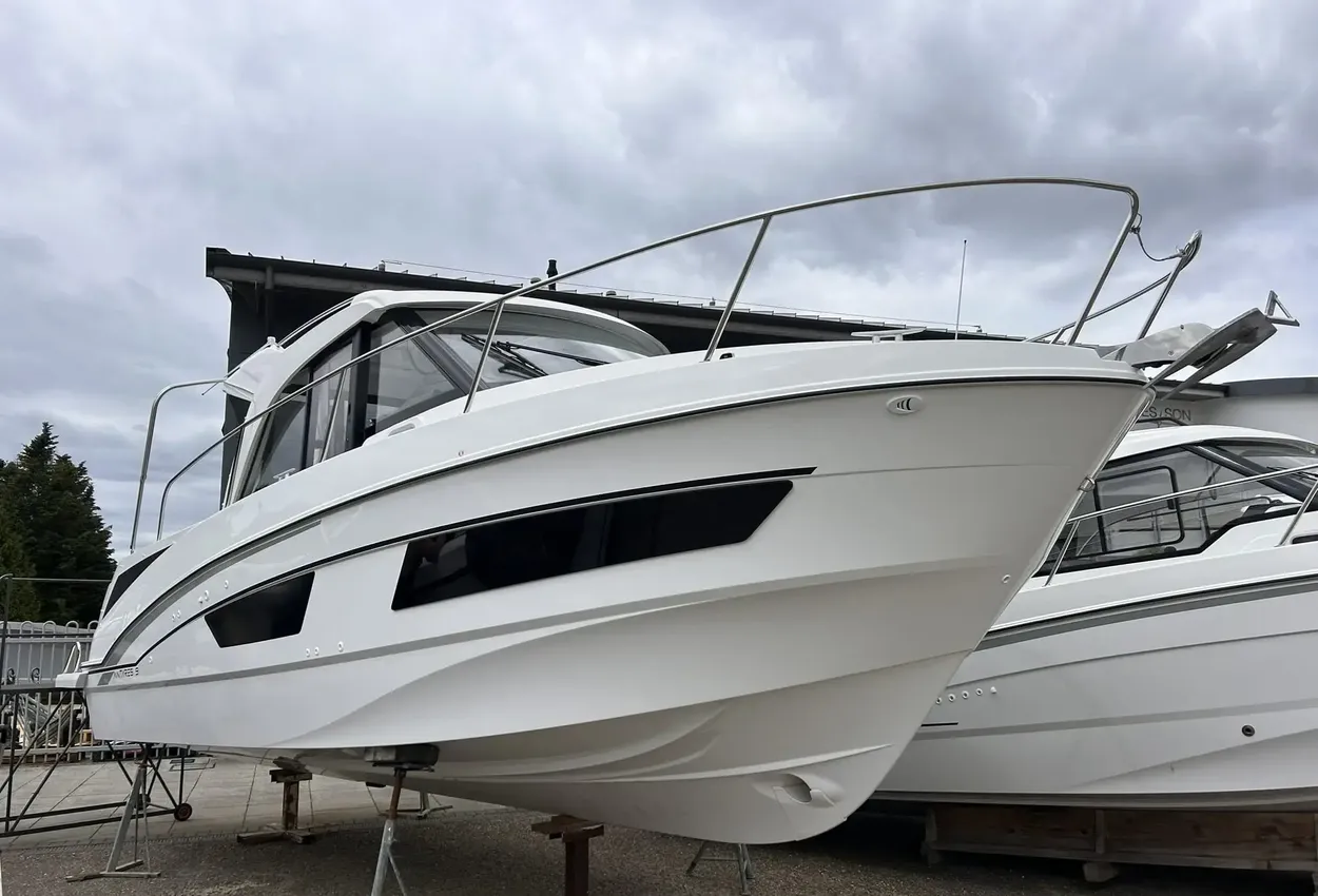 2023 Beneteau Antares 9