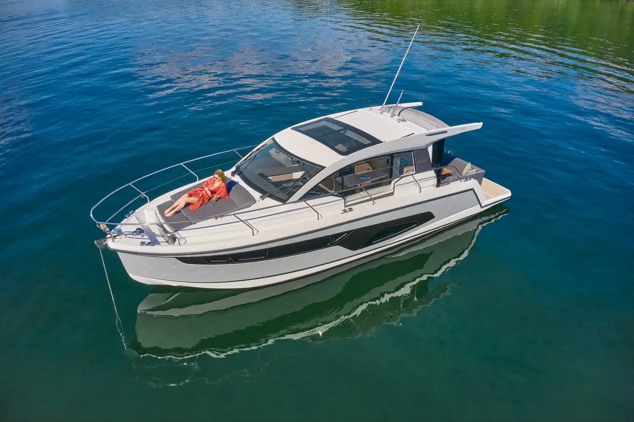 2027 Sealine C335