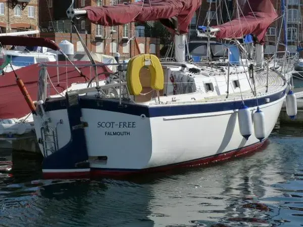 Freedom 30 - Stern & Starboard Side Profile