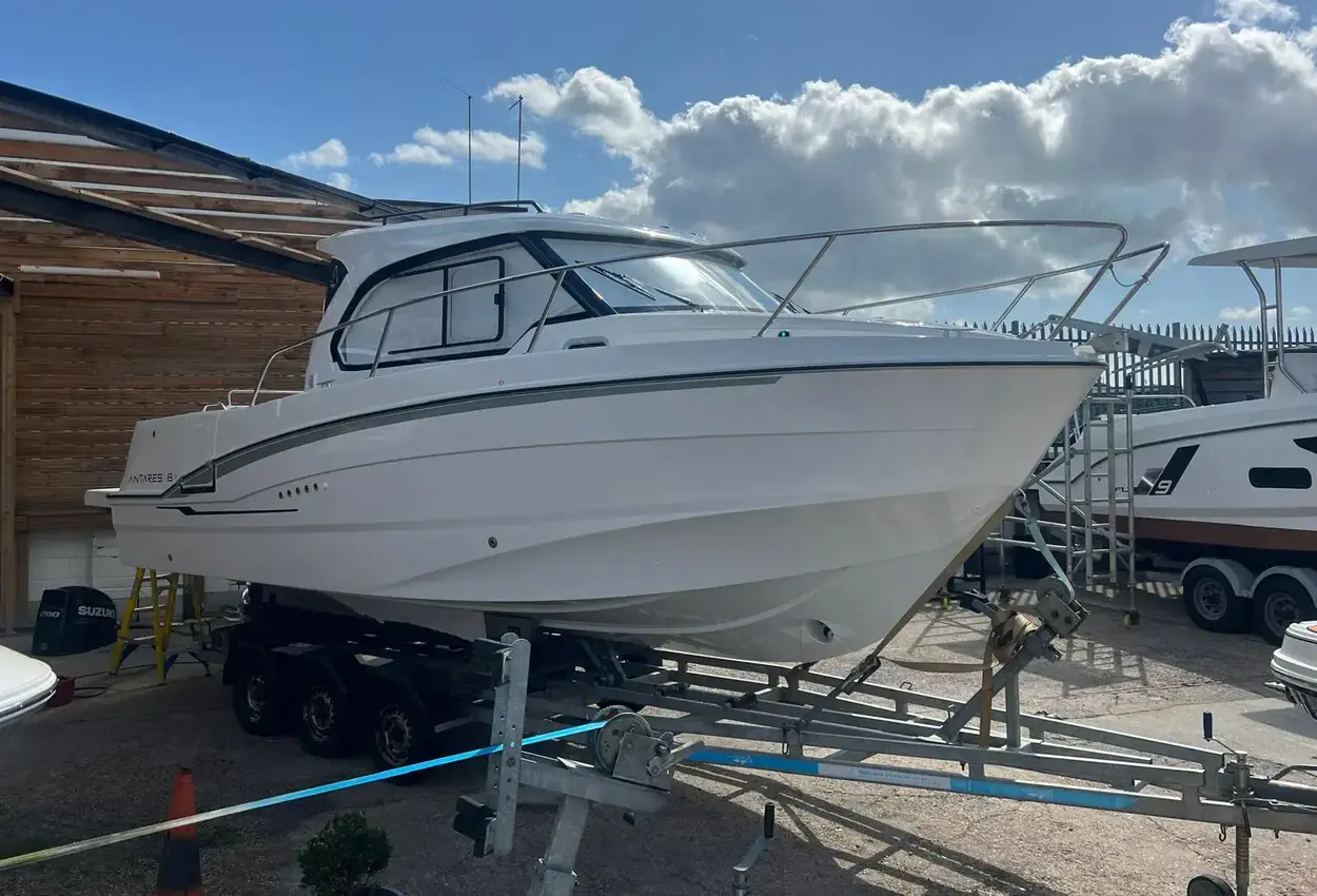 2025 Beneteau Antares 8