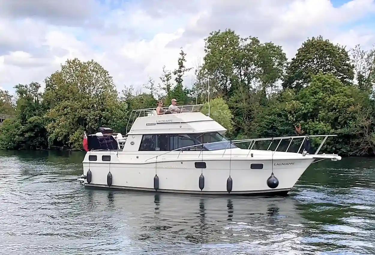 1990 Carver 32 Aft Cabin