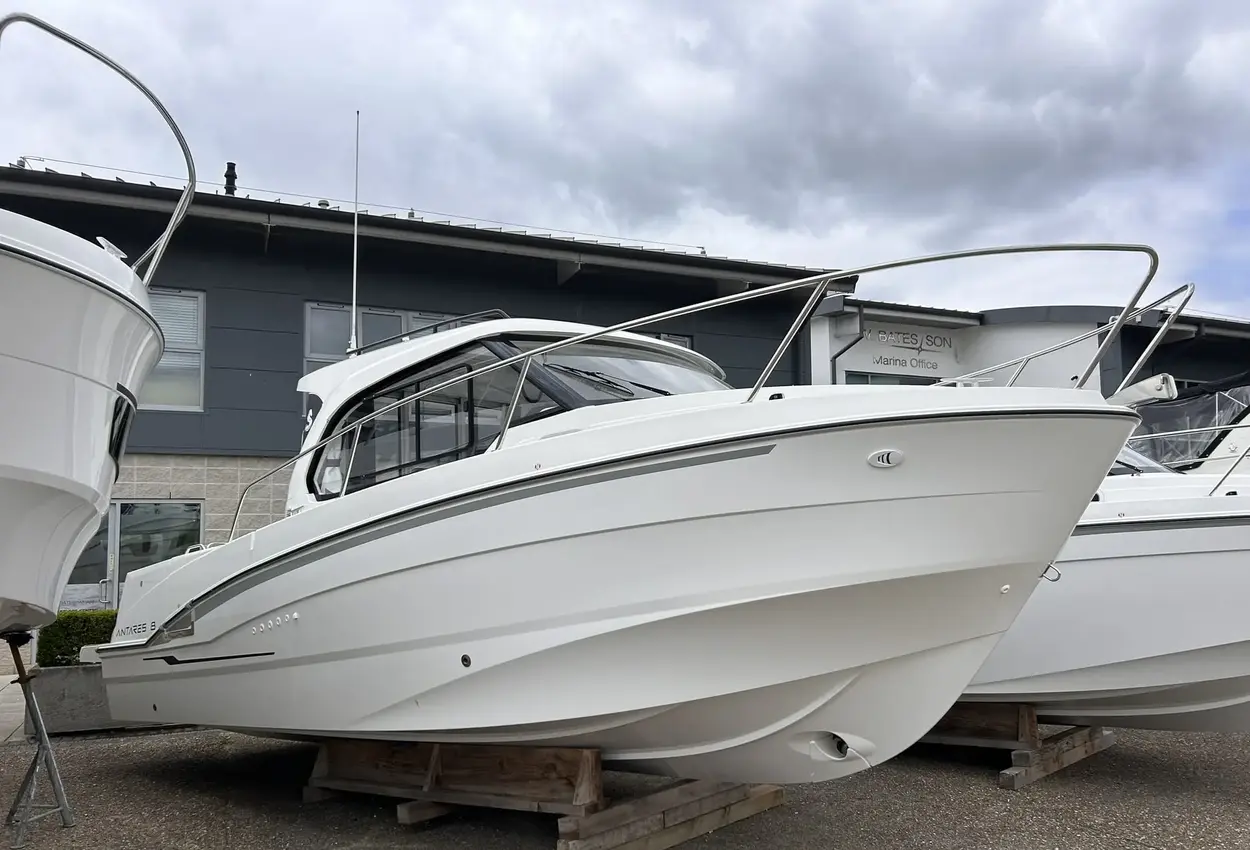 2023 Beneteau Antares 8