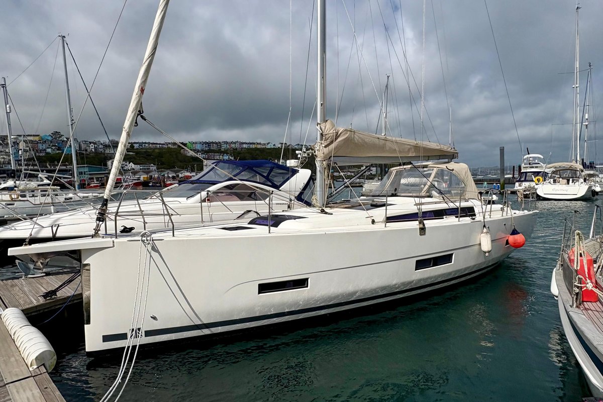 2021 Dufour 390