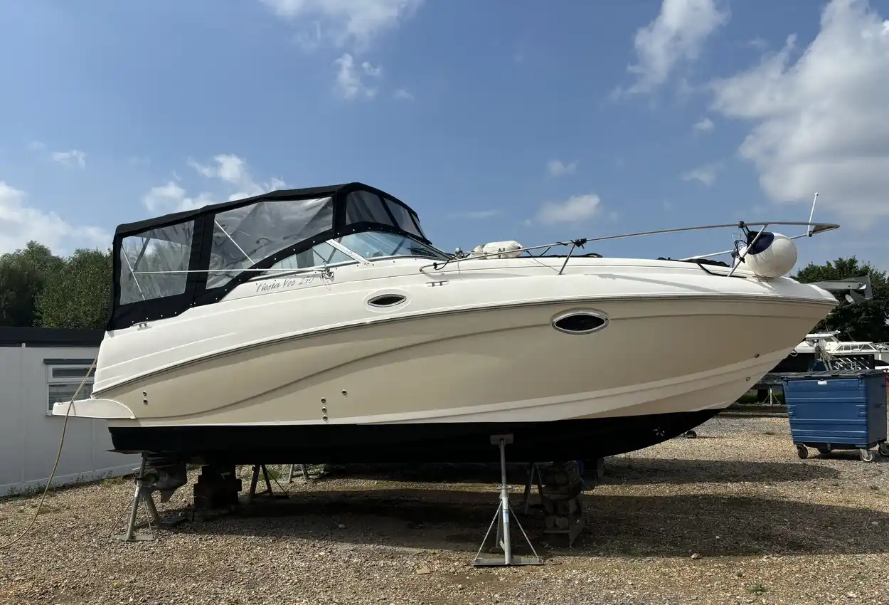 2007 Rinker 250 Fiesta Vee