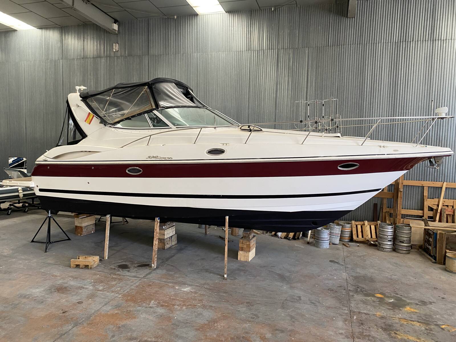 2004 Cruisers Yachts 320 Express
